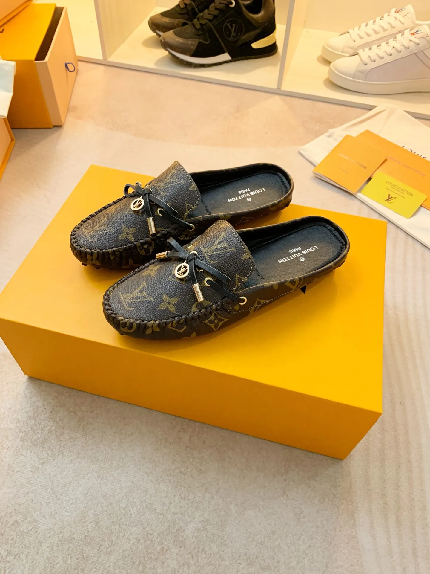 p460💰Couple model❤️🇫🇷 𝙇𝙤𝙪𝙞𝙨 𝙑𝙪𝙞𝙩𝙩𝙤𝙣 🇫🇷Louis Vuitton 2023 Classic𝓛𝓿 𝓣𝓻𝓪𝓲𝓷𝓮𝓻 Sports Series ➪➪➪¯ [Arizona Doudou Shoes Series] ▪️▪️▪️Arizona slip-on shoes are made of Monogram Eclipse canvas. Its hand-painted and dyed edges and hand-sewn uppers fully demonstrate Louis Vuitton's traditional shoemaking craftsmanship. This slip-on shoe is very lightweight. The integrated tongue and upper make it particularly comfortable and flexible. The soft outsole is equipped with rubber padding. Decorated with matching sash. Detailed features: ☑️Monogram Eclipse canvas ☑️Black Eclipse pattern ☑️Hand-painted shoe edges ☑️Hand-sewn uppers (each pair takes time to process) ☑️Integrated tongue and upper construction ☑️Outsole equipped with rubber lining ☑️size: 35_46